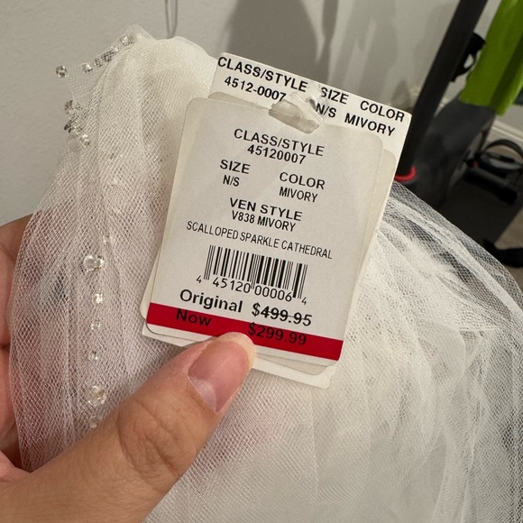 NWT David’s Bridal Scalloped Sparkle Cathedral Veil In Ivory - Picture 5 of 10